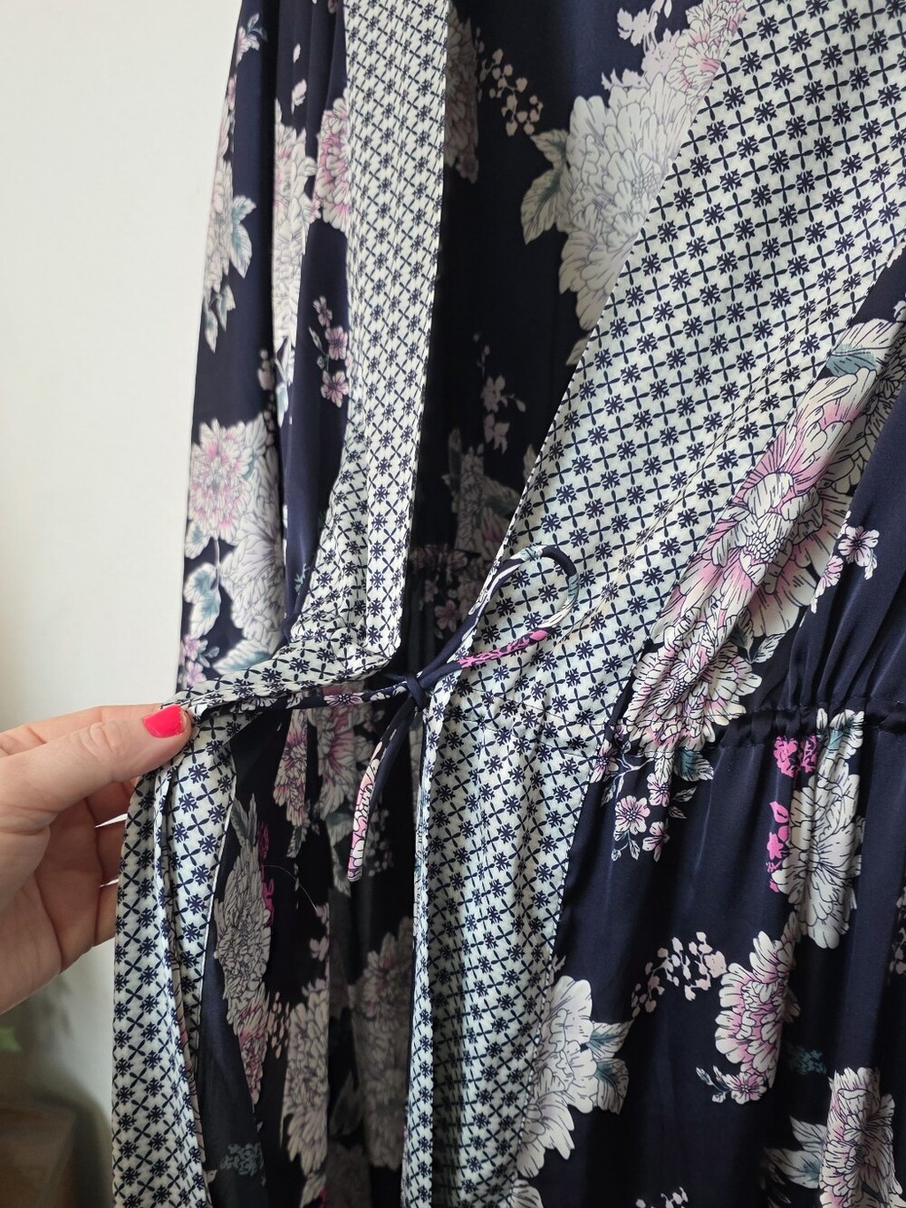 SOMA Cool Nights Long Robe In Foraged Floral Grand Blue Pockets Satin Size S/M - Picture 8 of 11